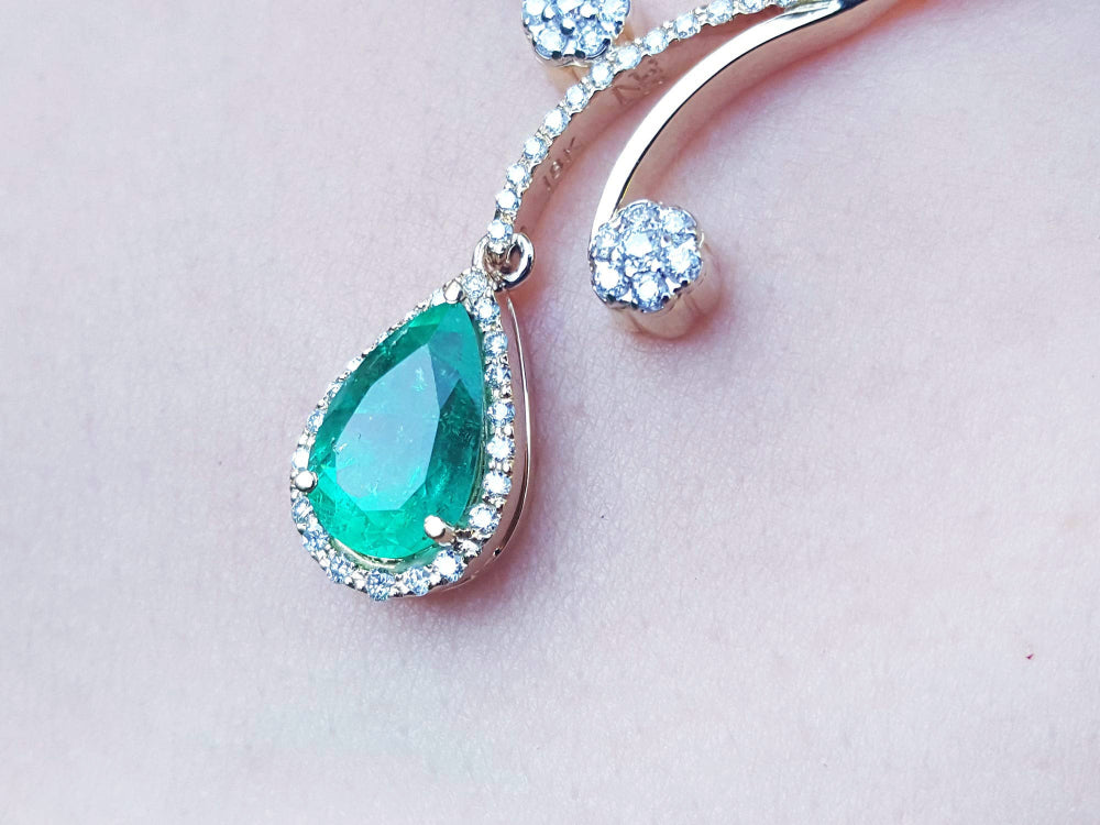 Emerald and natural diamond necklace a natural pear cut 2.96 carats, encircled by a halo diamond set in 18k yellow gold