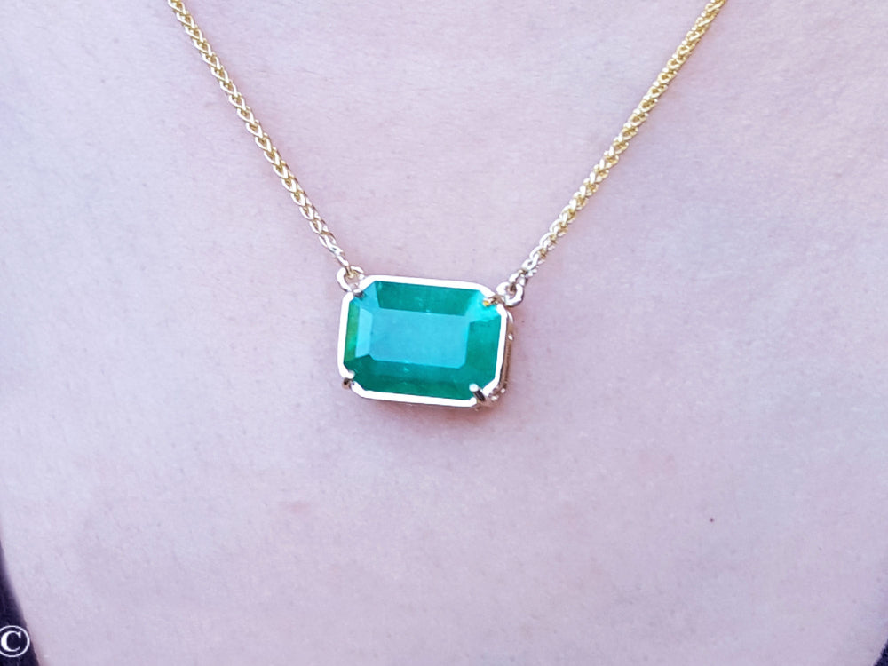 Gift for Mother&#39;s Day solitaire emerald necklace natural sourced from the Muzo mine, set in a handcrafted 18k yellow gold frame