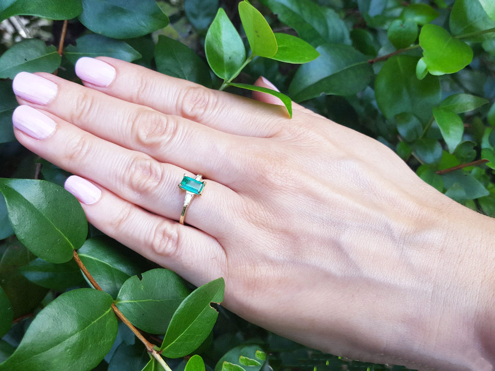 Women&#39;s emerald three stone promise ring yellow gold