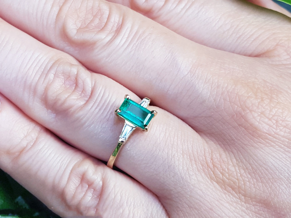 Mother&#39;s Day affordable gift jewelry with emerald, yellow gold ring