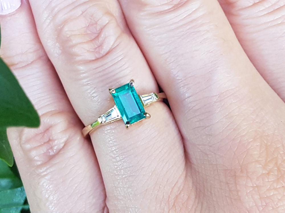 Women&#39;s emerald jewelry May&#39;s birthstone ring 