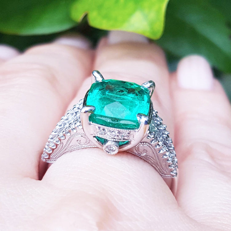 Women&#39;s ring with emerald and diamonds