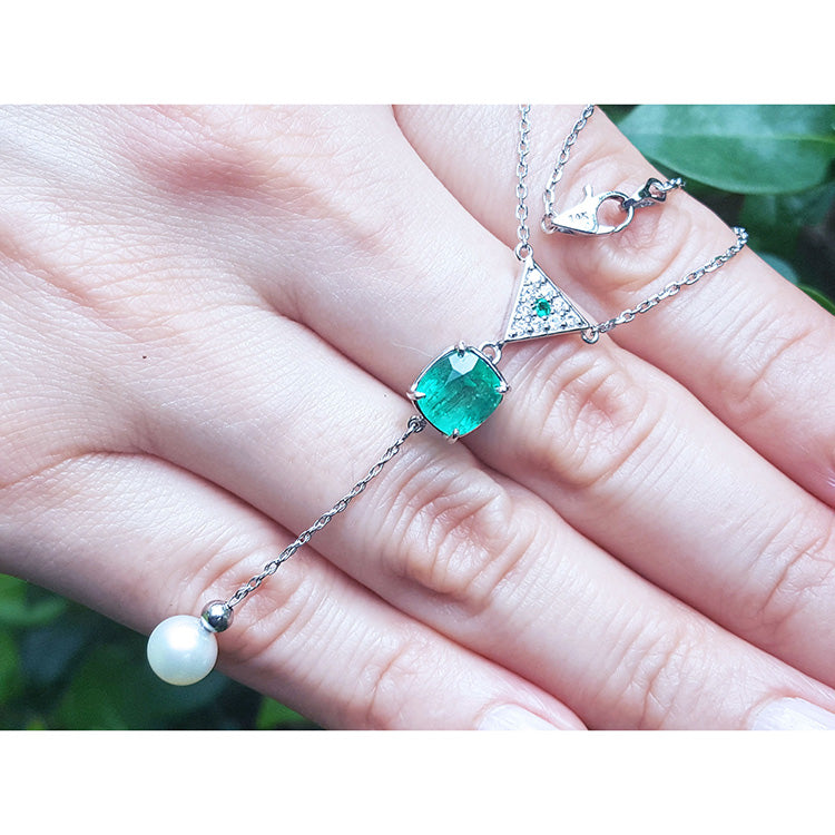 Emerald necklace with dangling fresh water pearl