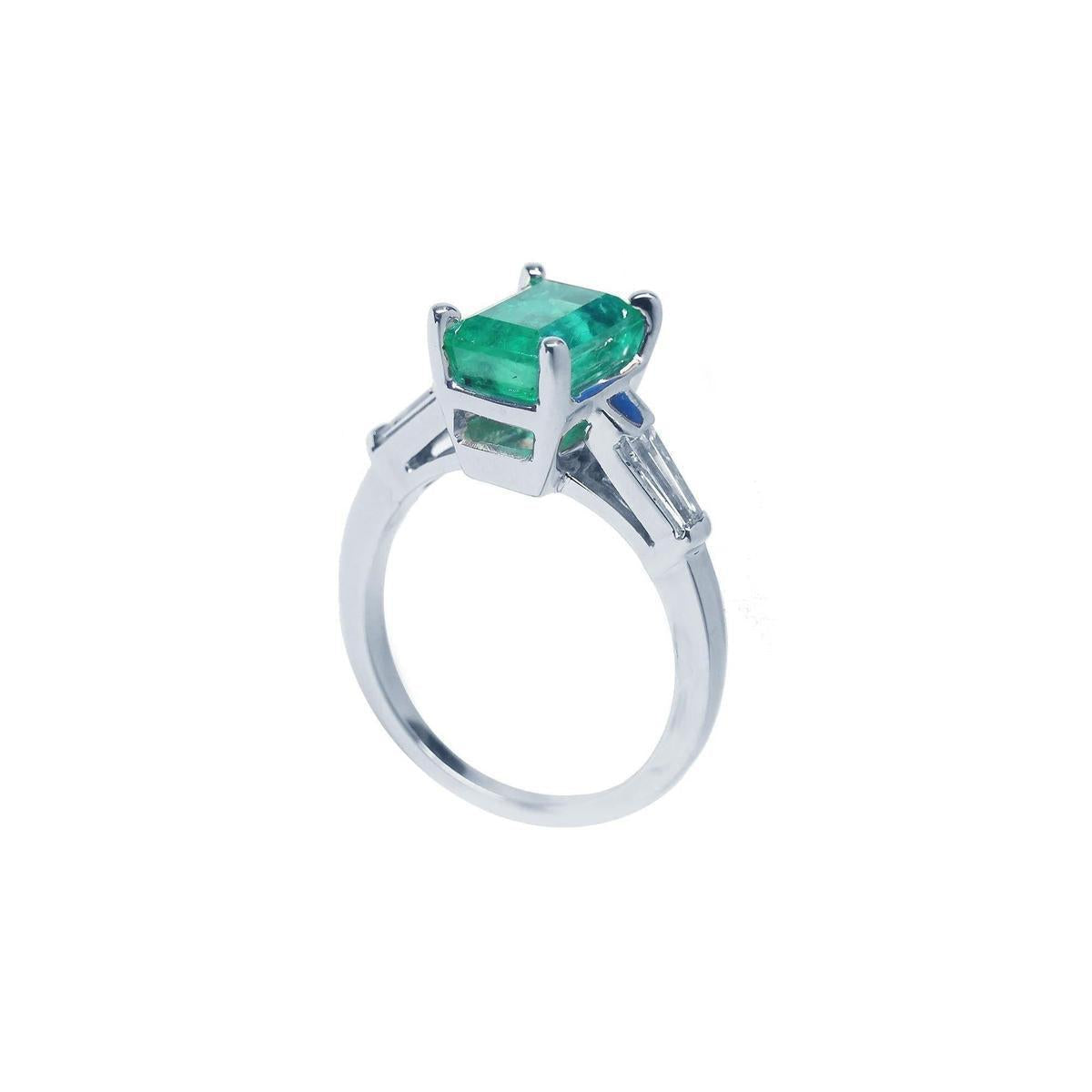 On a high-top position this emerald and baguette side diamond ring, displays its half side profile. 
