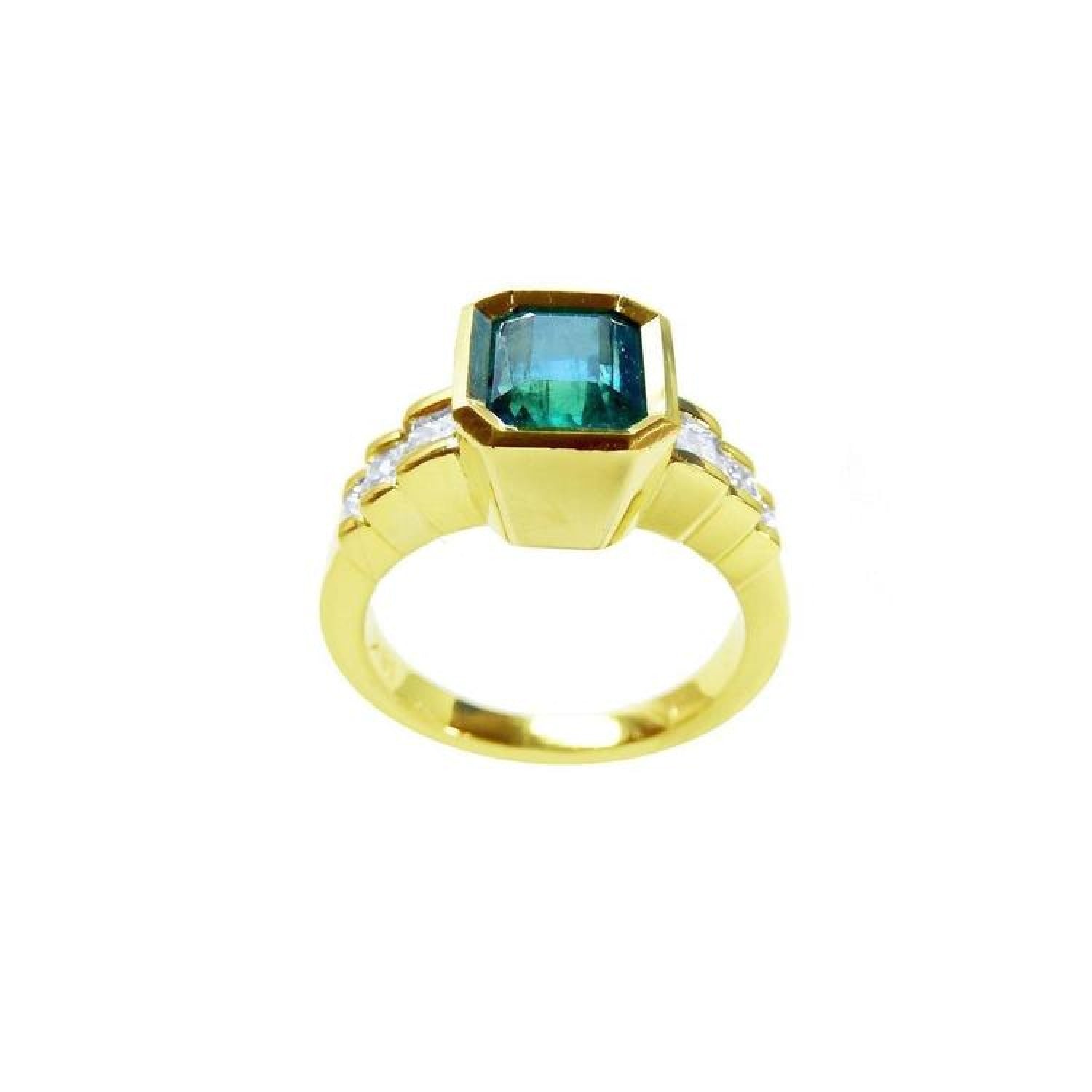 18K gold ring with a 2.10 ct emerald-cut bluish-green emerald and bezel-set princess-cut diamonds.