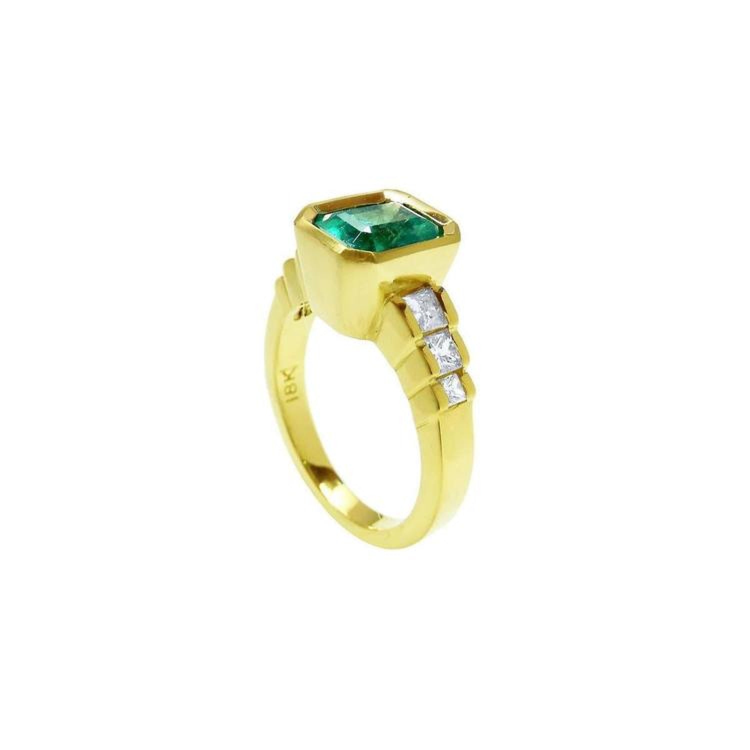 18K gold ring with a 2.10 ct emerald-cut emerald bezel set, flanked by three princess-cut diamonds.