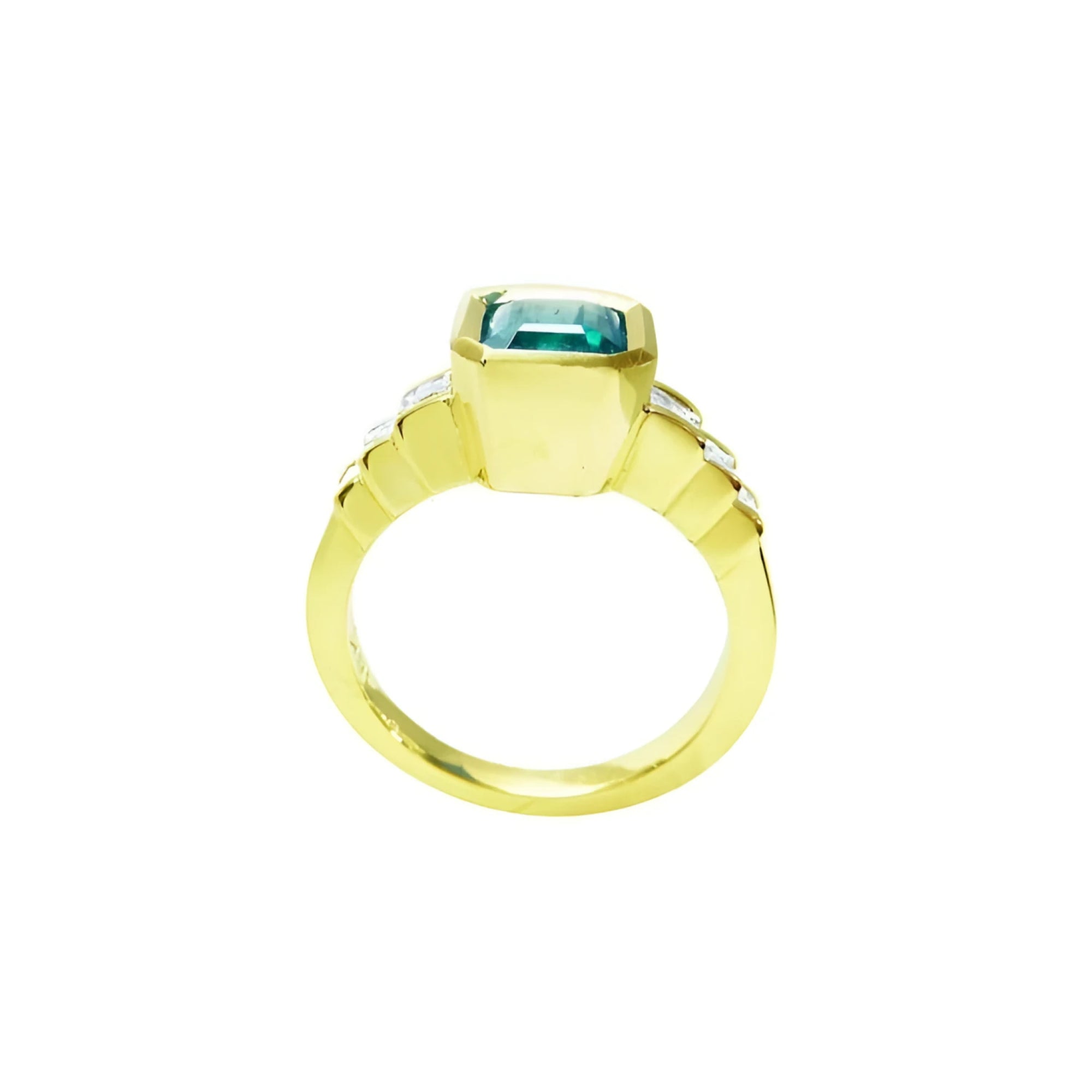 18K gold ring with a 2.10 ct rectangular bluish-green emerald and bezel-set princess-cut diamonds.