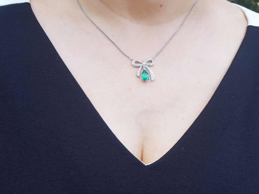 18k White gold emerald bowtie necklace pear cut 1.28 carats mined in Muzo Colombia, with high quality natural diamonds 