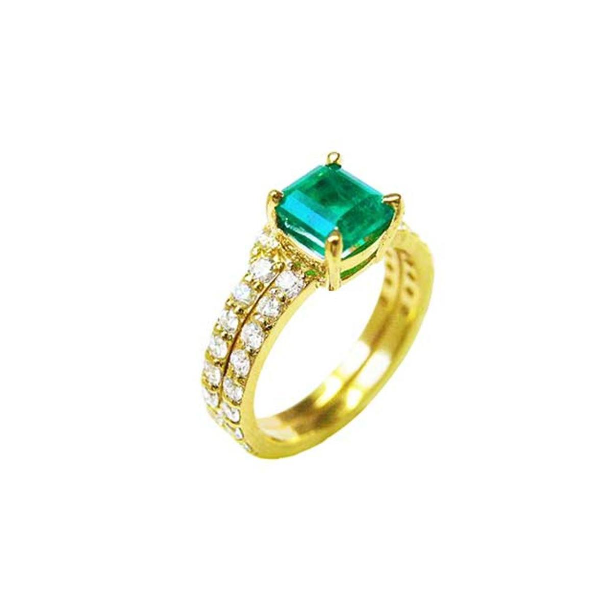 A natural emerald bridal ring with matching band set in yellow gold, top and lateral side profile visibles.