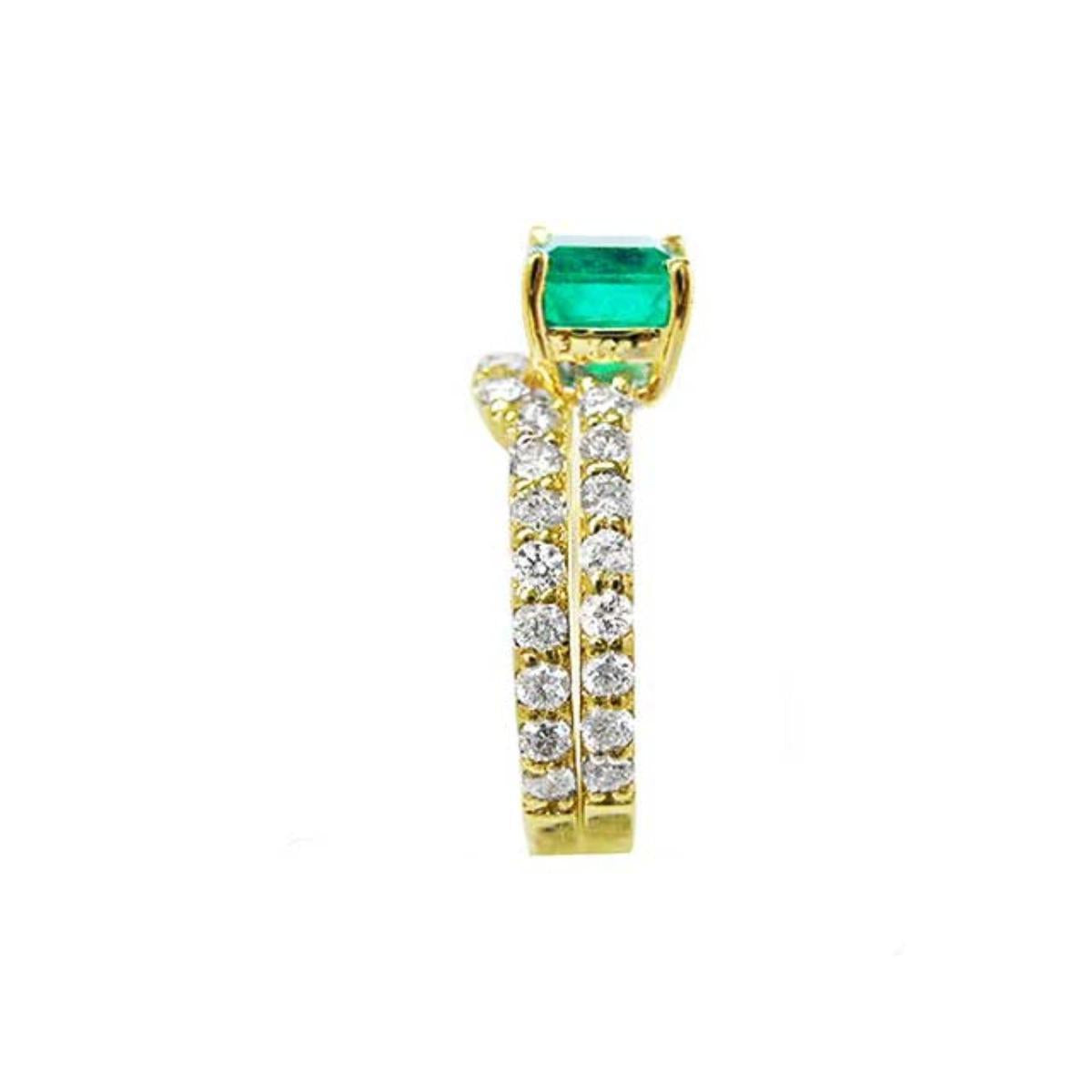 This emerald bridal ring with matching band set displays the top main gemstone and side bands profile.