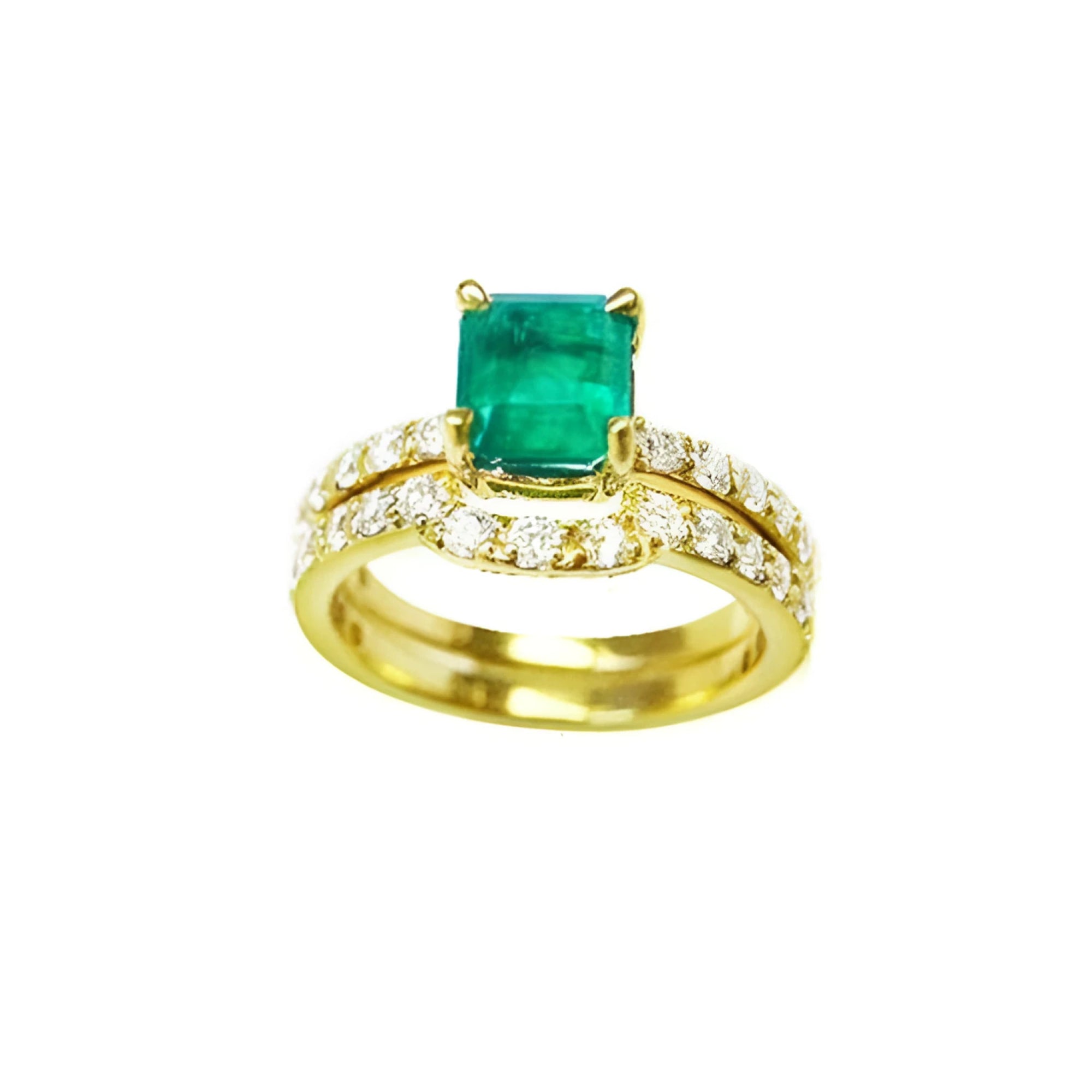 An emerald bridal ring with set matching band with diamonds en 14k yellow gold.
