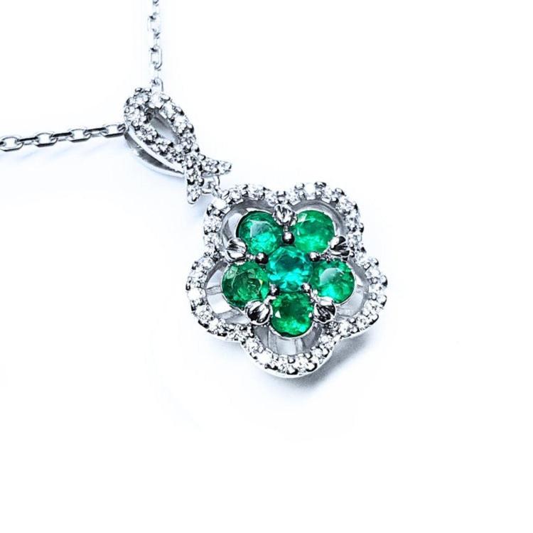 Emerald cluster necklace round cut sparkling Muzo mine Colombian emeralds into five petal clover natural diamonds