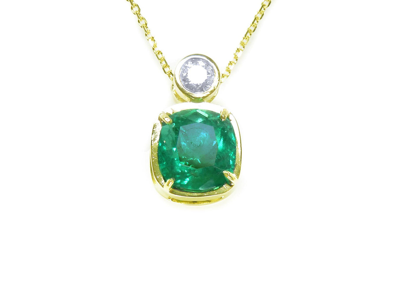 A 18k yellow gold pendant necklace cushion cut displaying the topside profile.
