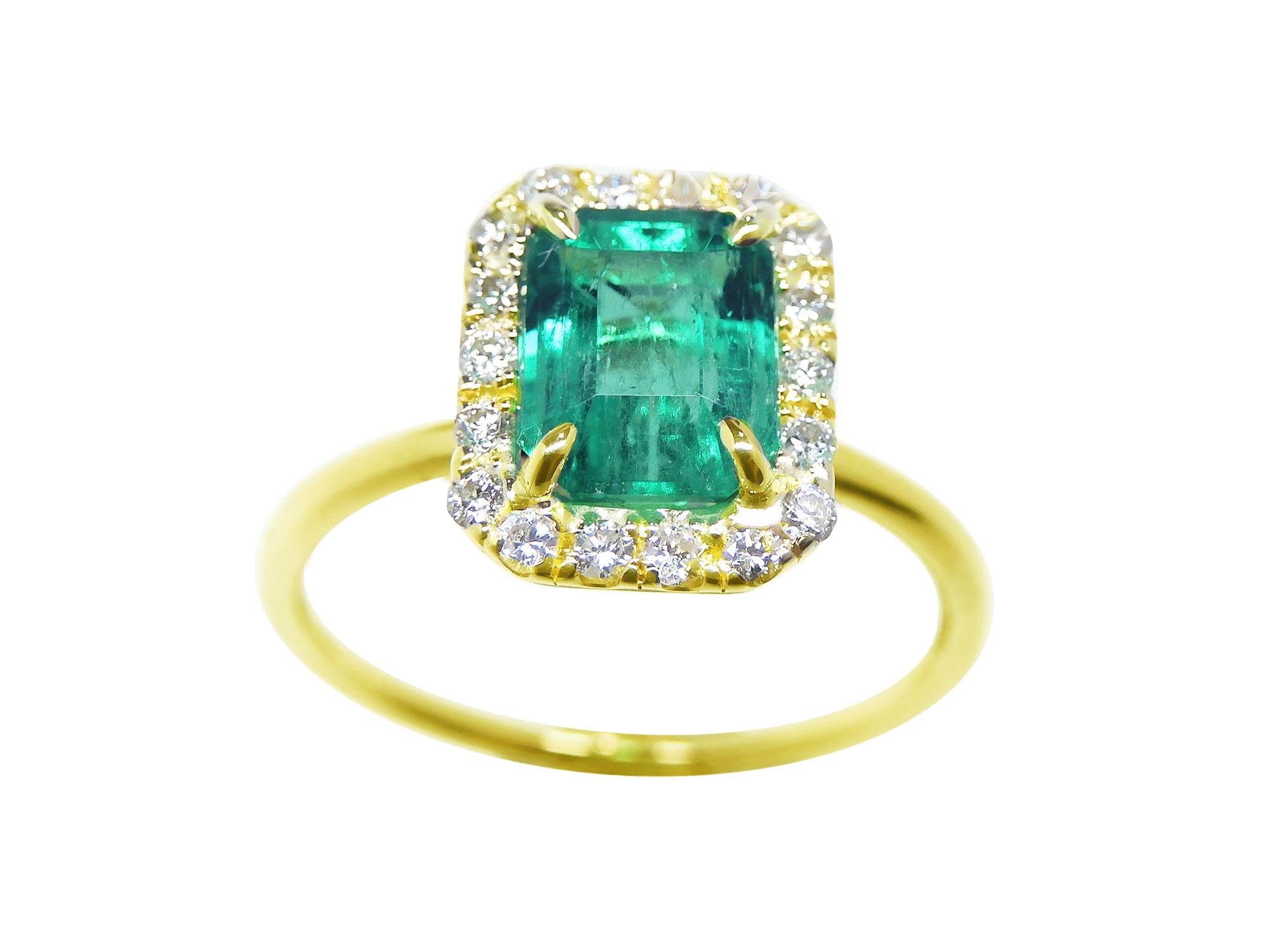 This natural colombian emerald rectangular emerald-cut is encased in a halo of natural diamonds, yellow gold ring.