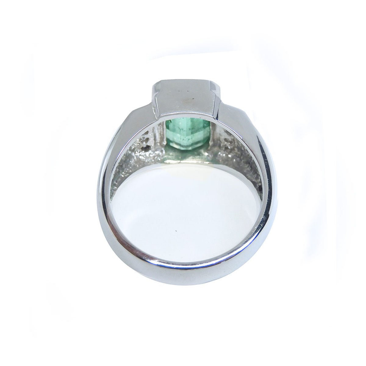 The underside view of a white gold men&#39;s emerald ring.