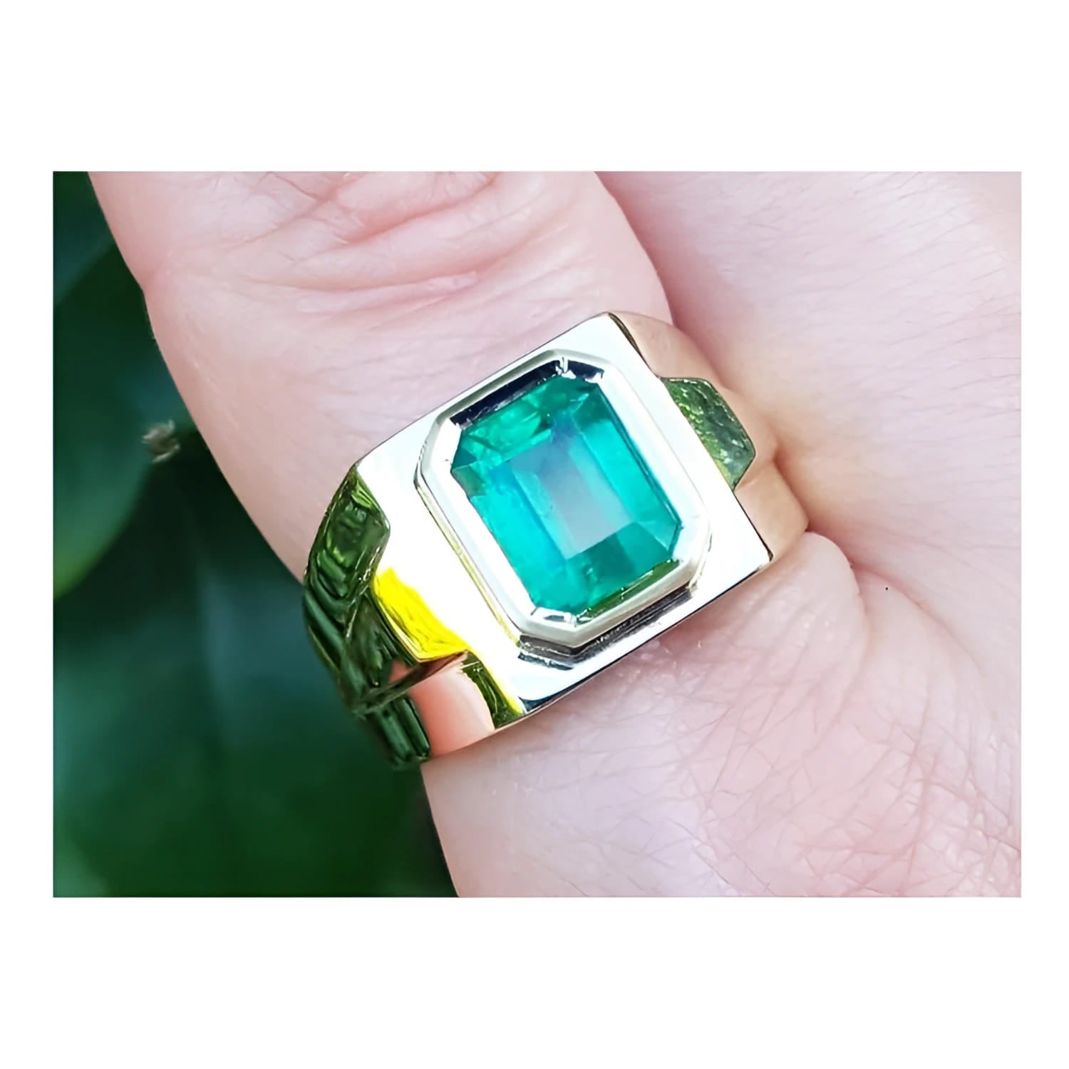 18k yellow gold ring with a rectangular emerald-cut natural colombian emerald from the Muzo mine.
