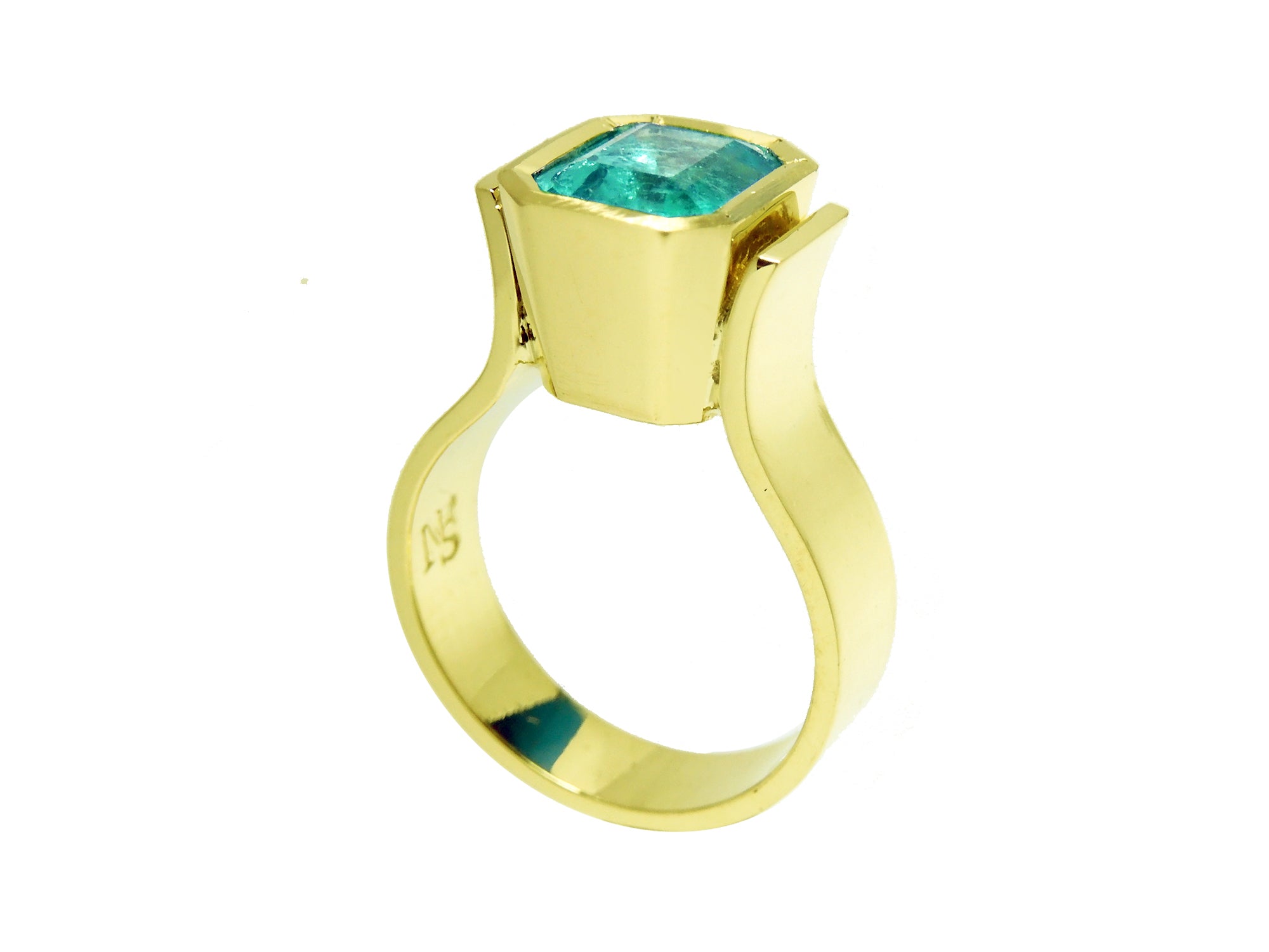 A 14k gold emerald solitaire ring displaying its half side profile.