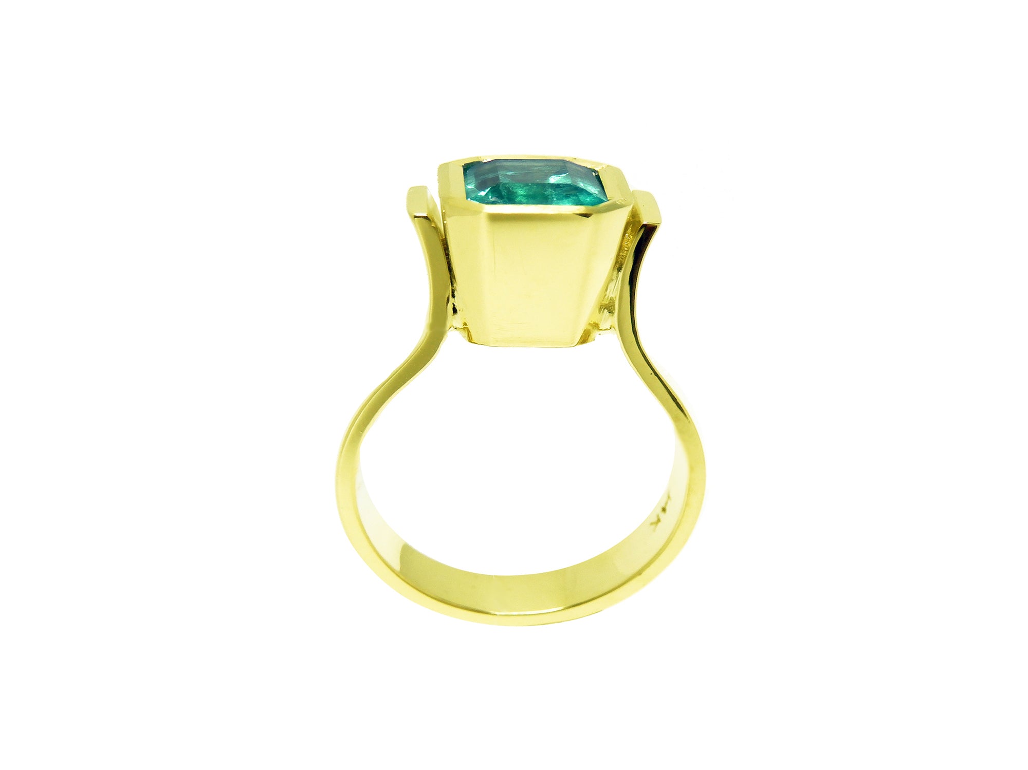 The lateral position of this yellow gold emerald solitaire ring shows the top setting and ring band.
