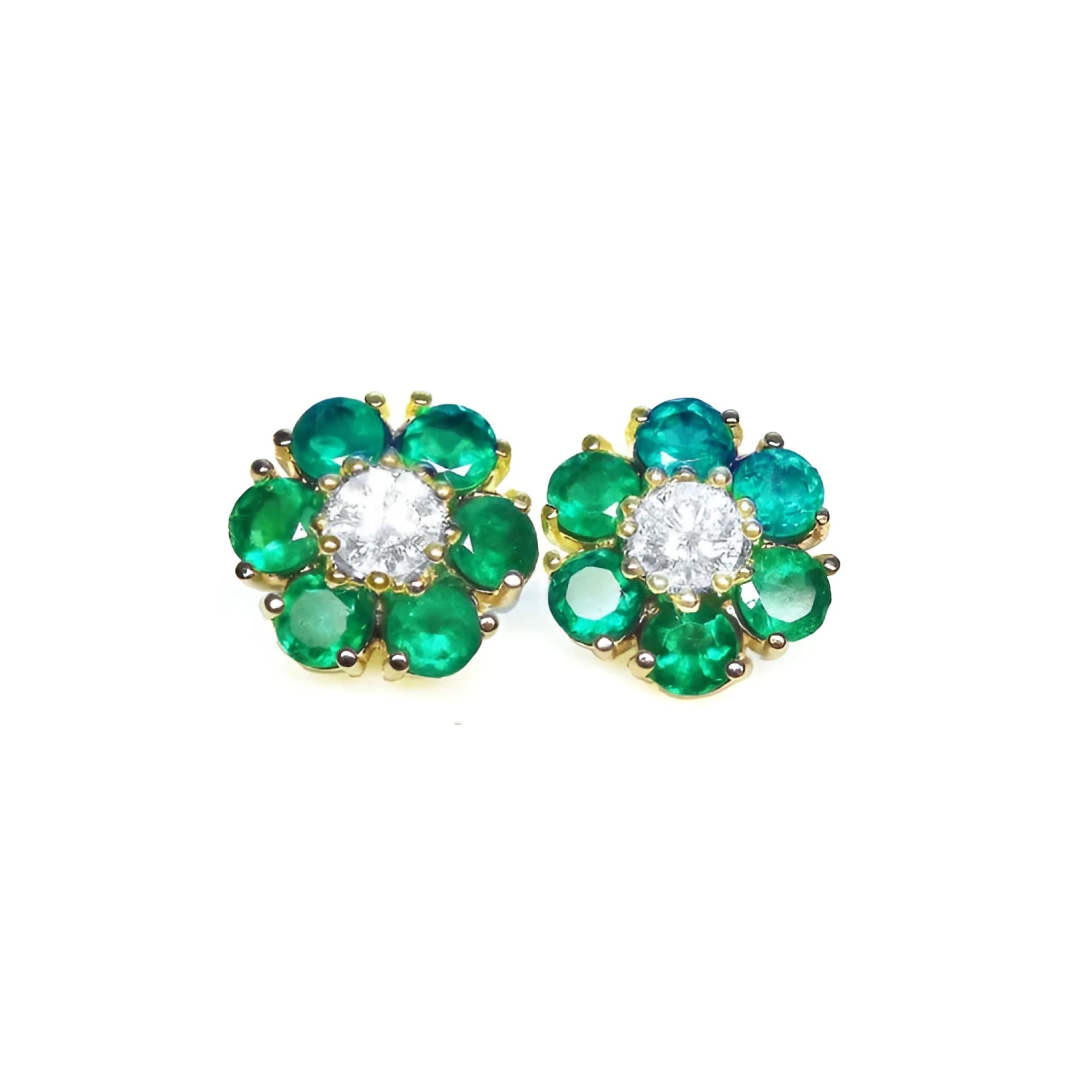 Pair of emerald and diamond stud cluster earrings made of 18k yellow gold.