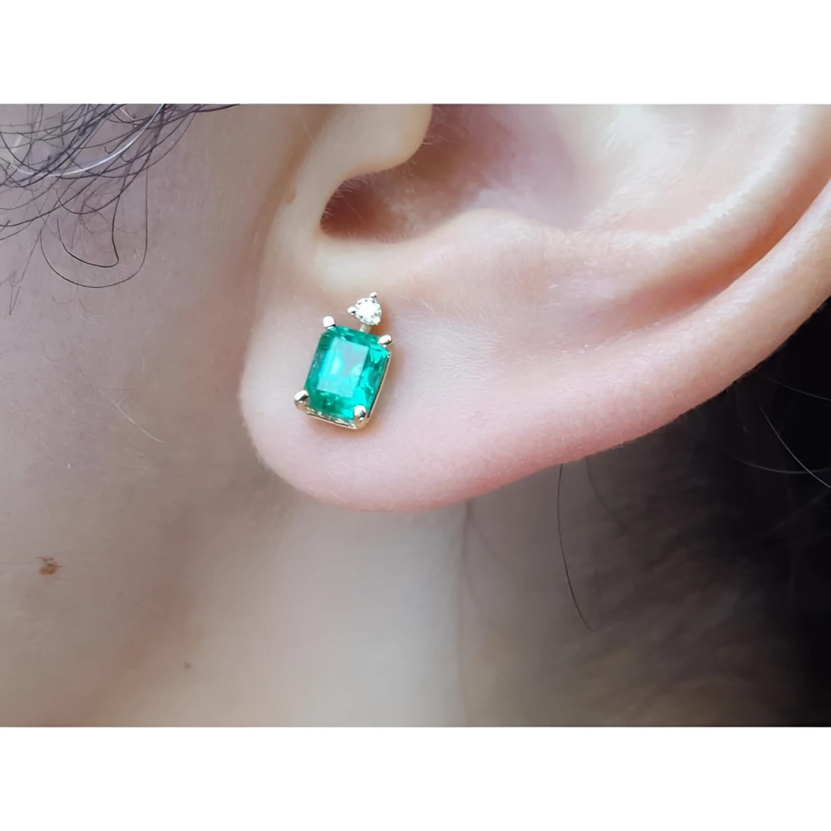 Mother's Day gift emerald stud earrings in yellow gold 14k.