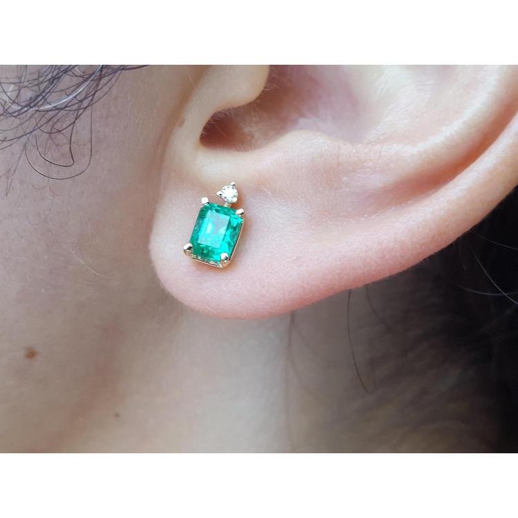 Mother's Day gift emerald stud earrings in yellow gold 14k.