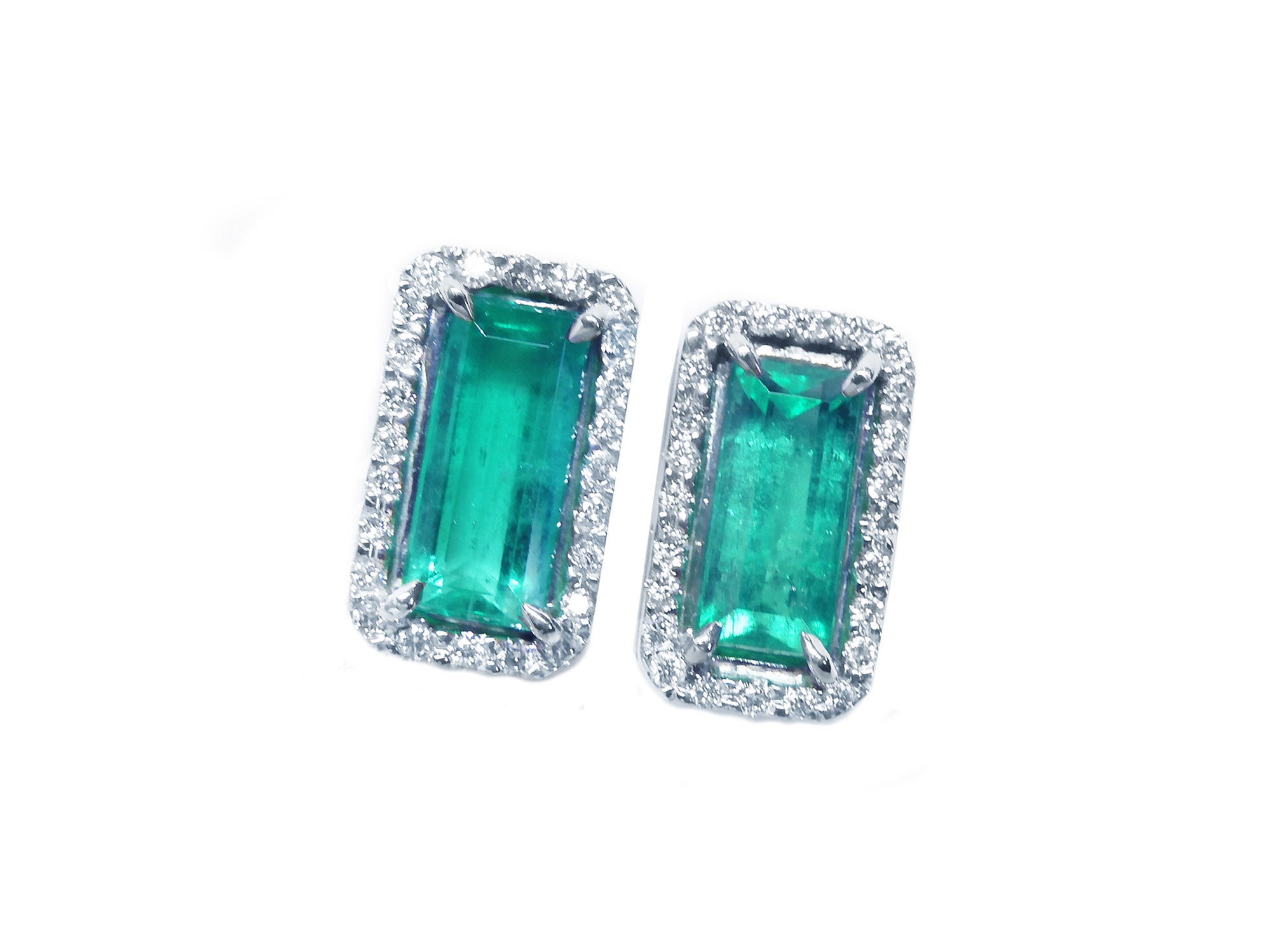 front side of a pair of emerald earrings with halo diamond white gold, top face stone&#39;s view