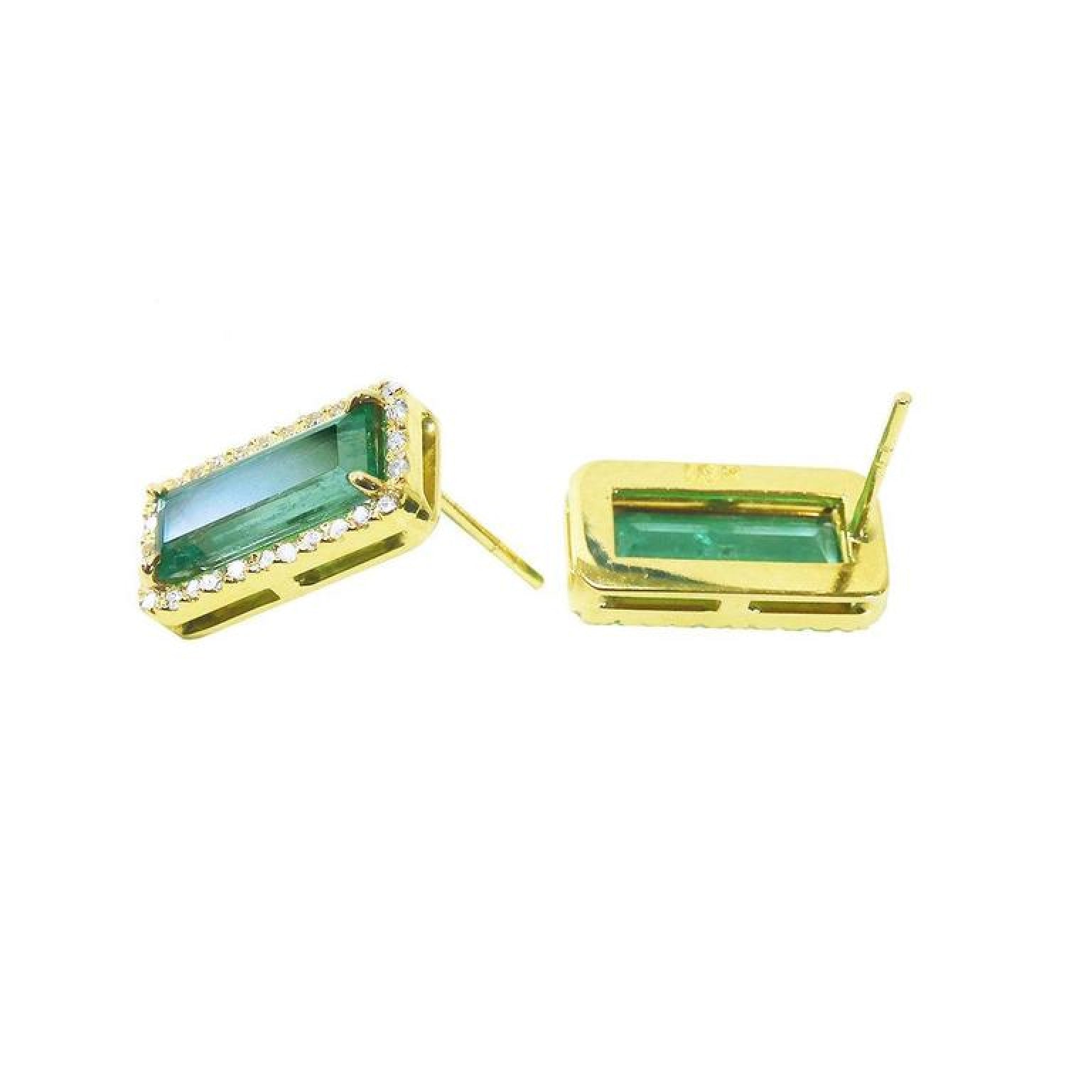 Emerald-cut Colombian emerald earrings with diamond halo in 18K yellow gold, front and back view.