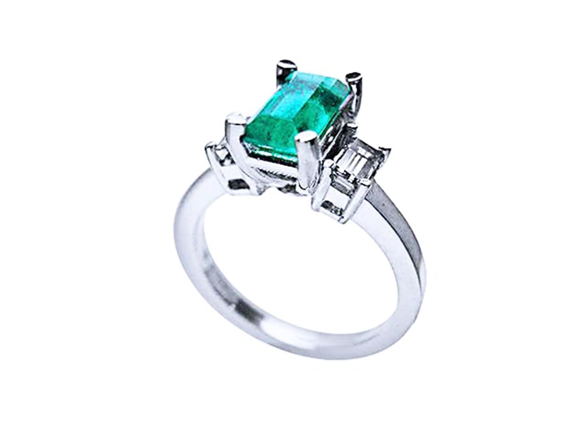 Lateral profile of a natural emerald engagement ring side diamonds in white gold. 