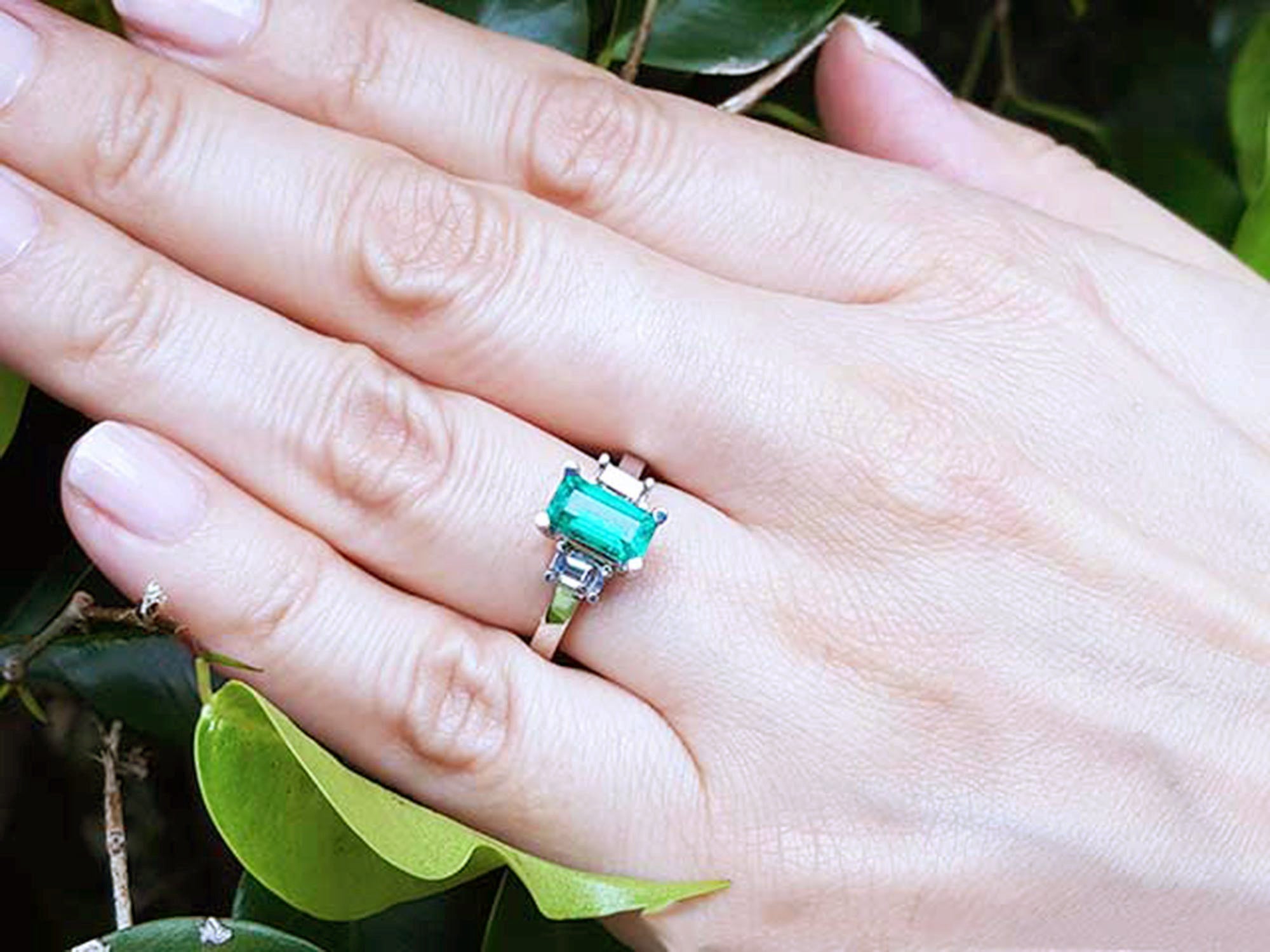 Three stone emerald ring for ladies