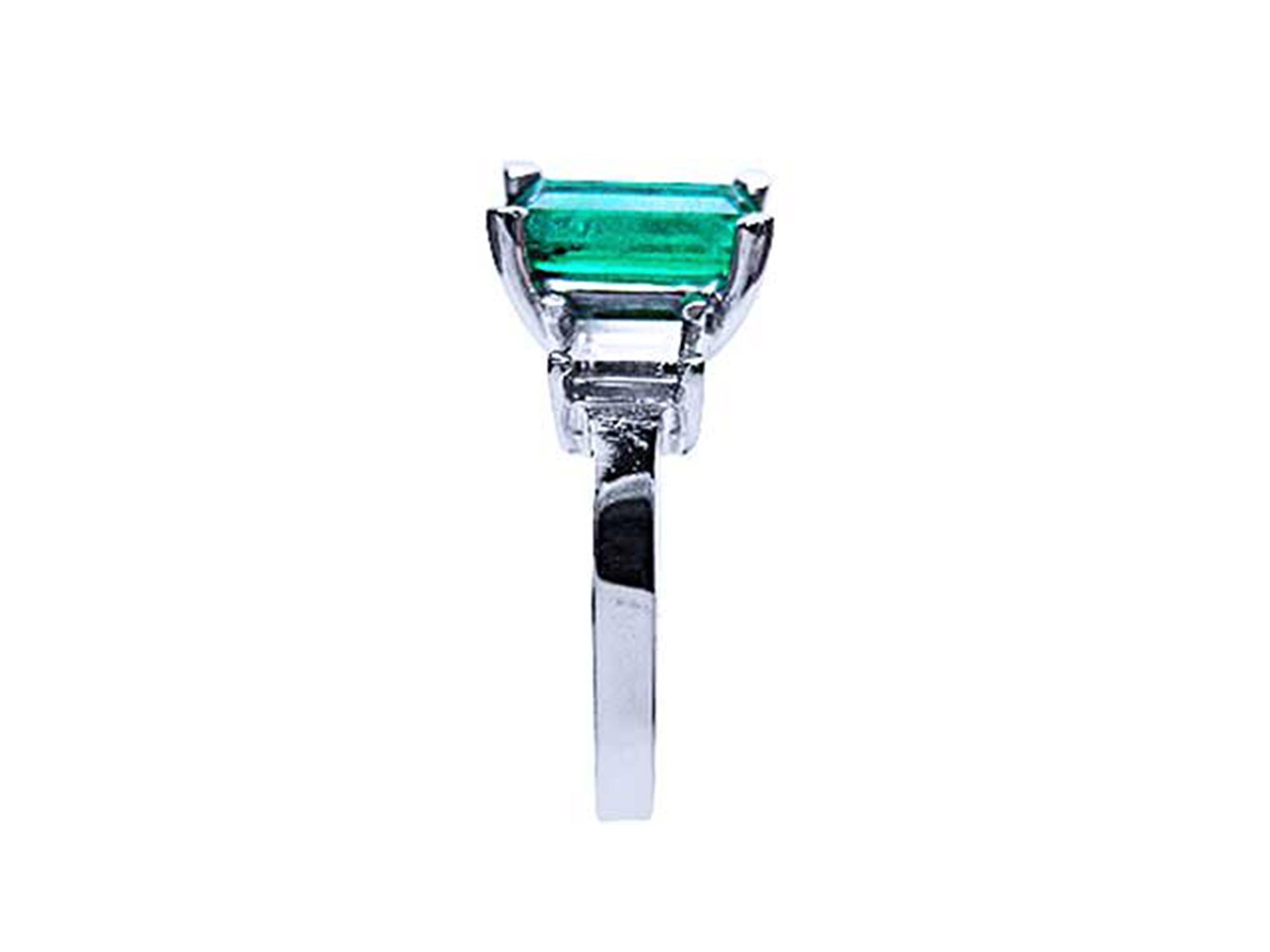Colombian emerald ring