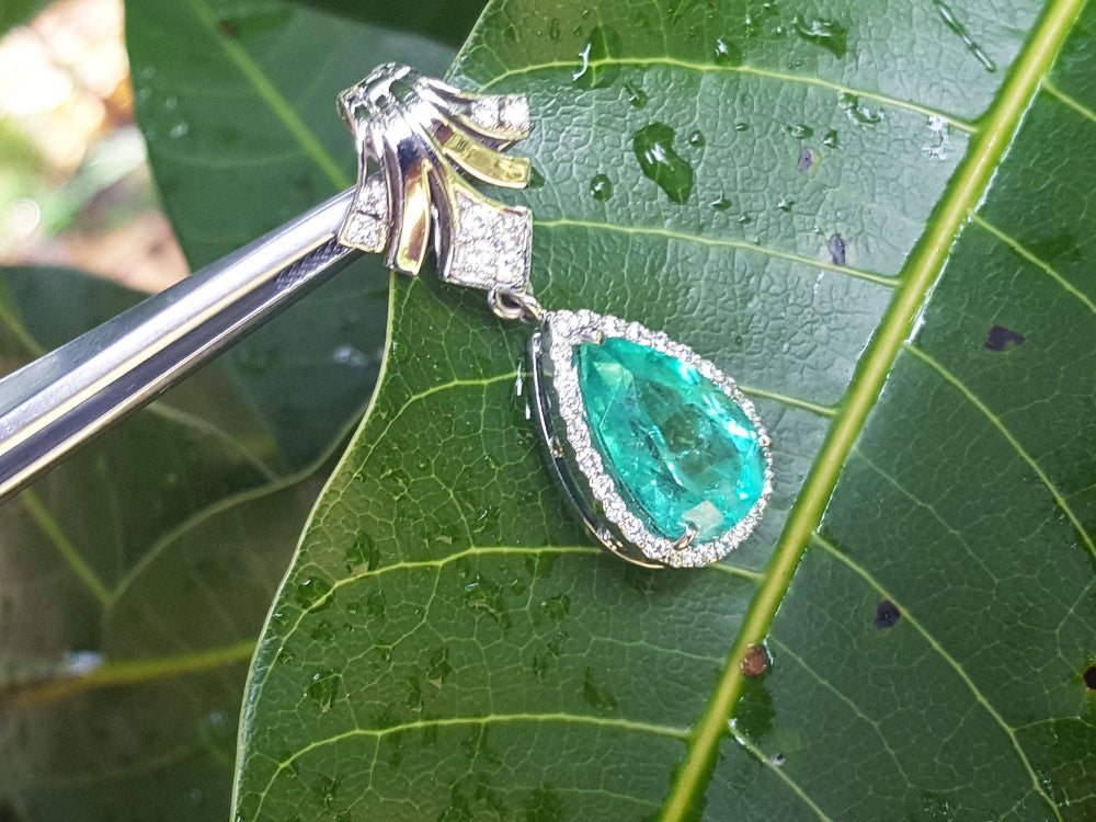 Pear shaped emerald pendant for women