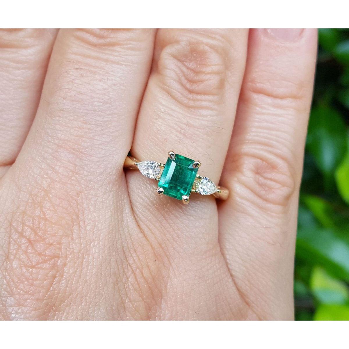 A natural colombian emerald GIA certified F1 ladies' emerald and diamond ring 14k gold.