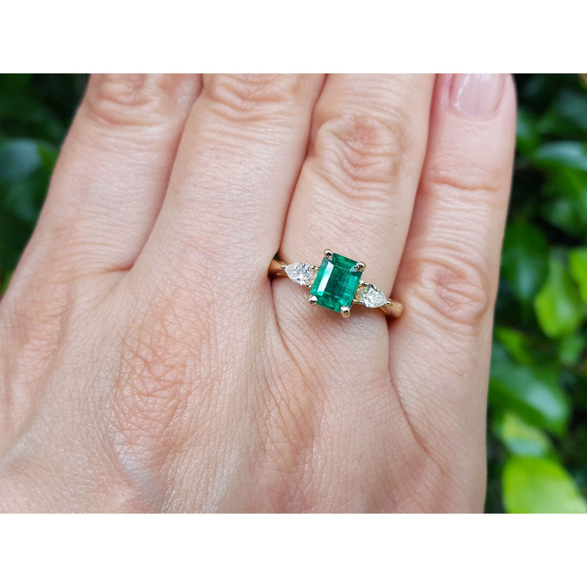 Muzo mine Emerald GIA Certified Ladies Ring 14K Gold This women’s ring features a Colombian in rich medium-deep green