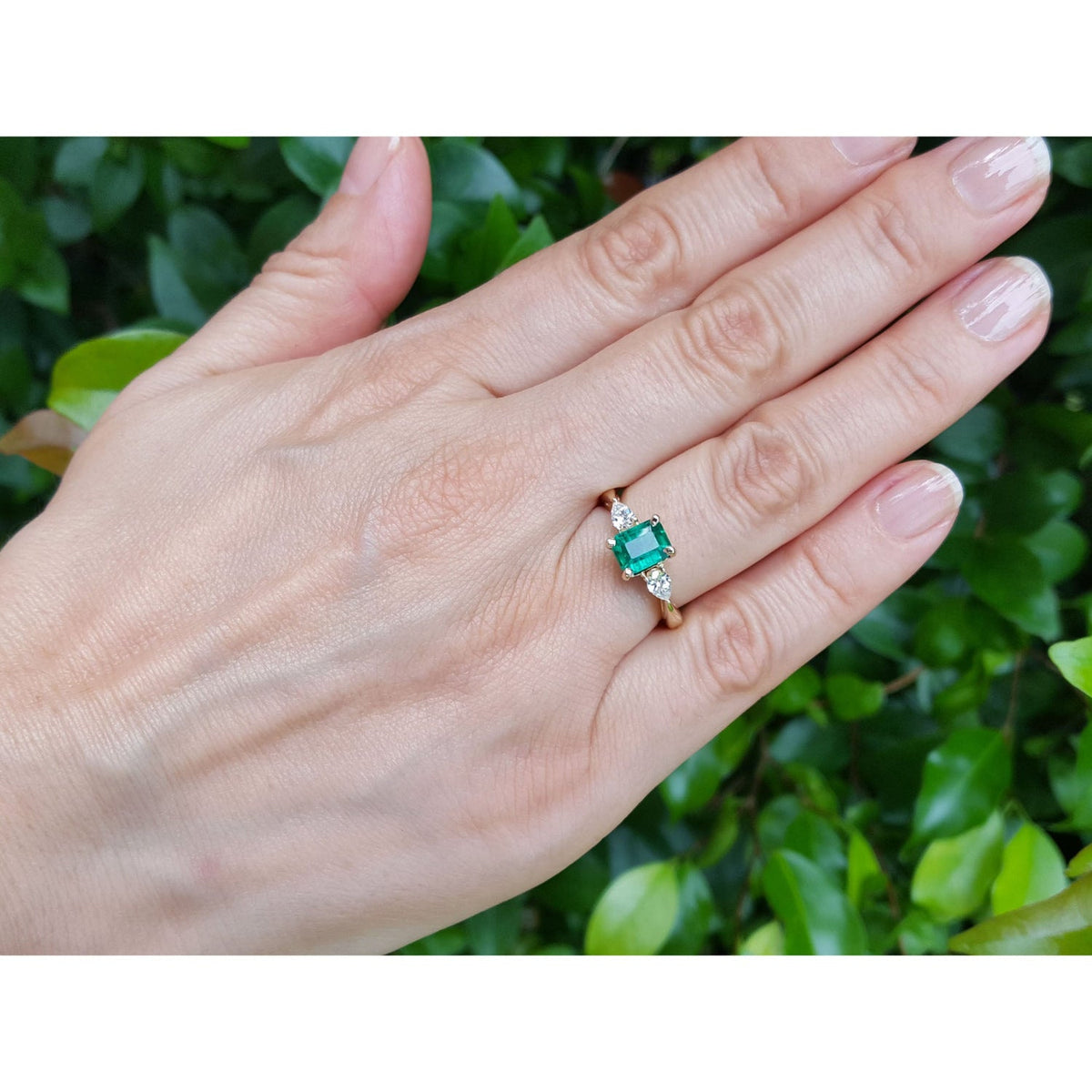 Emerald GIA Certified Ladies Ring in 14K Gold showcases a Colombian F1 emerald with a rich, medium-deep green hue.