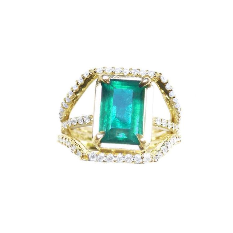Emerald May birthstone ring for women in 18k yellow gold with natural diamonds. 