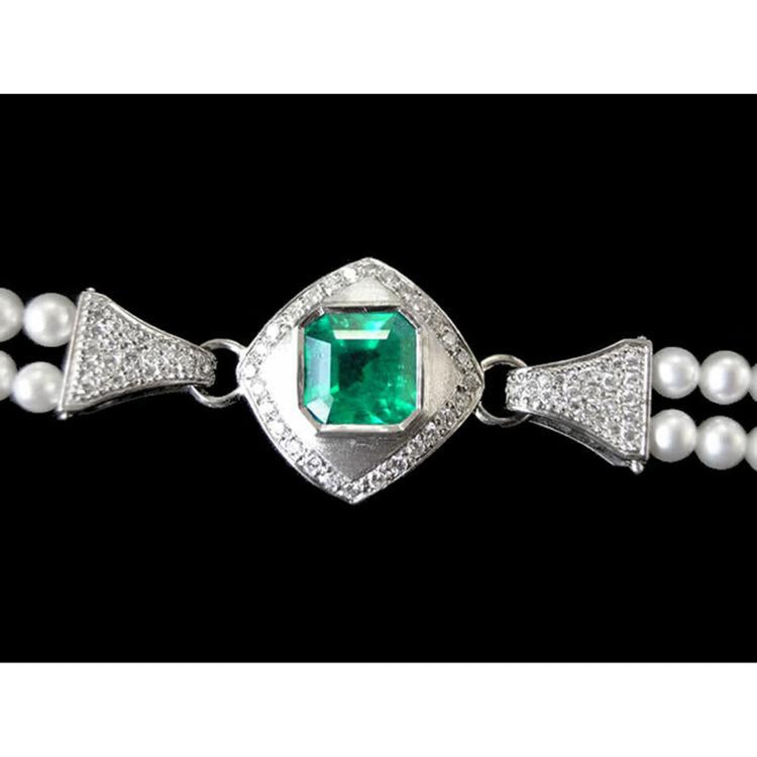 18K white gold emerald and pearl bracelet with diamond accents and a bezel-set Colombian emerald clasp.