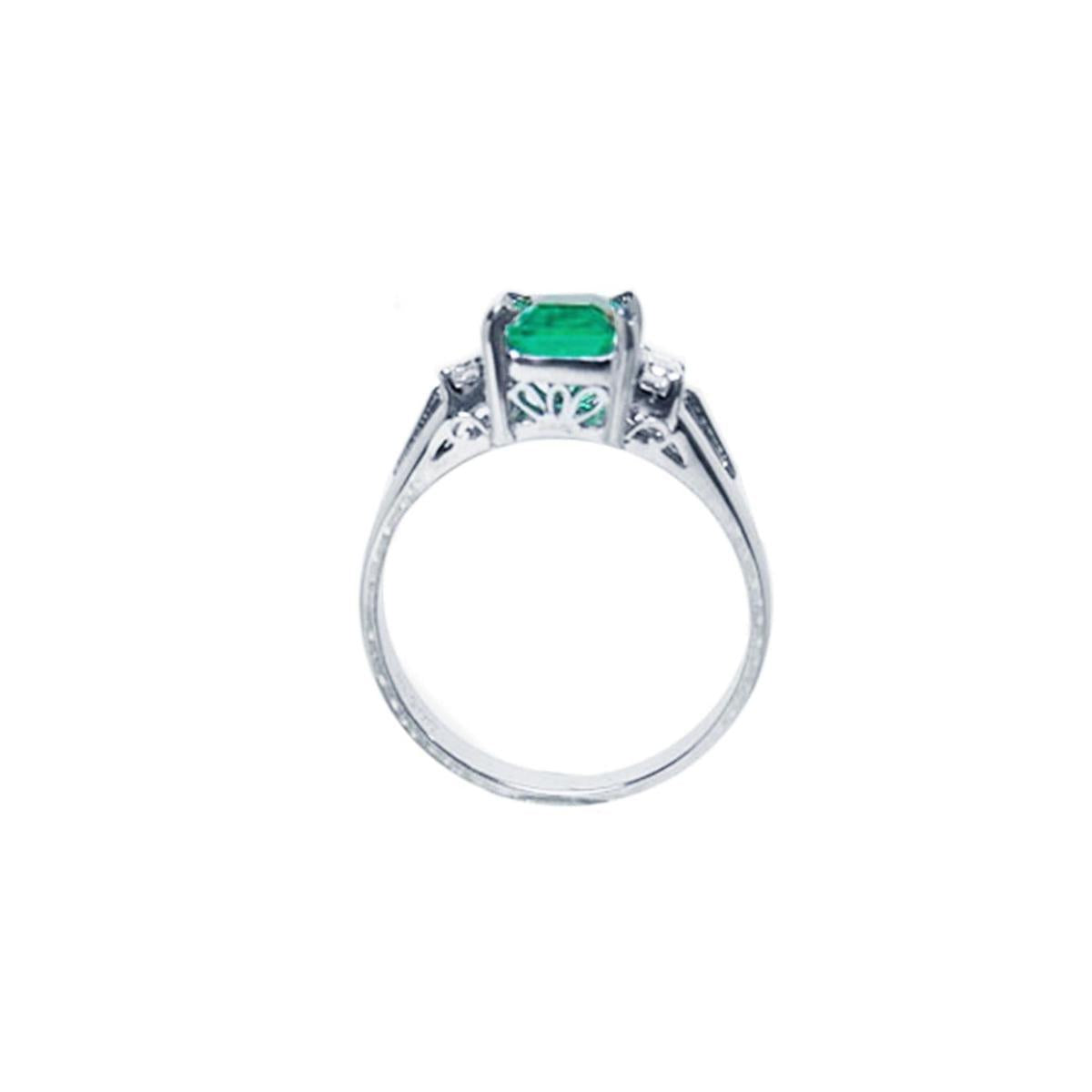 an emerald platinum ring lateral top and gallery view.