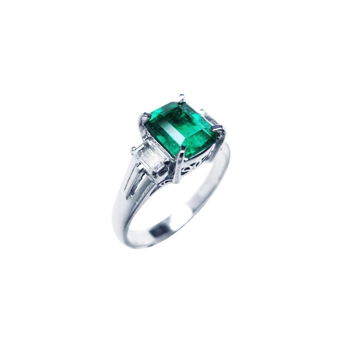 This emerald platinum ring for ladies is displaying the right-side profile.