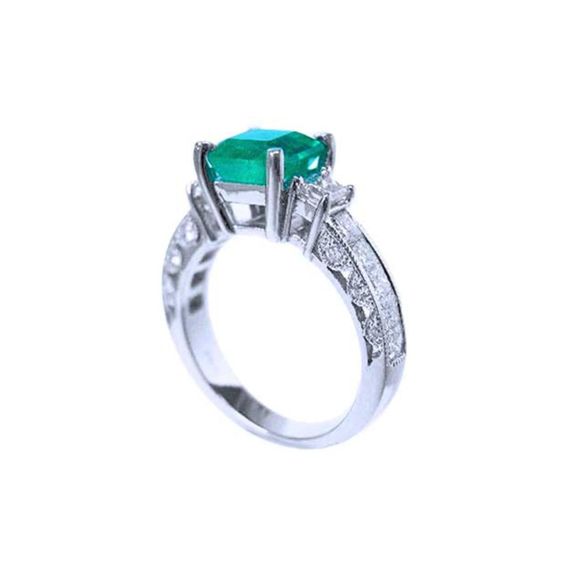 An emerald-cut real Colombian emerald ring on a half side positon, top and band profile visibles.