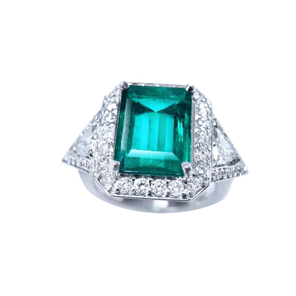 Front position of an emerald ring with side trillion natural diamond GIA certified, top side and side trillion diamonds visibles.