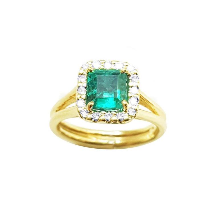 Halo diamond natural colombian emerald ring displayed with both sides profile in yellow gold.