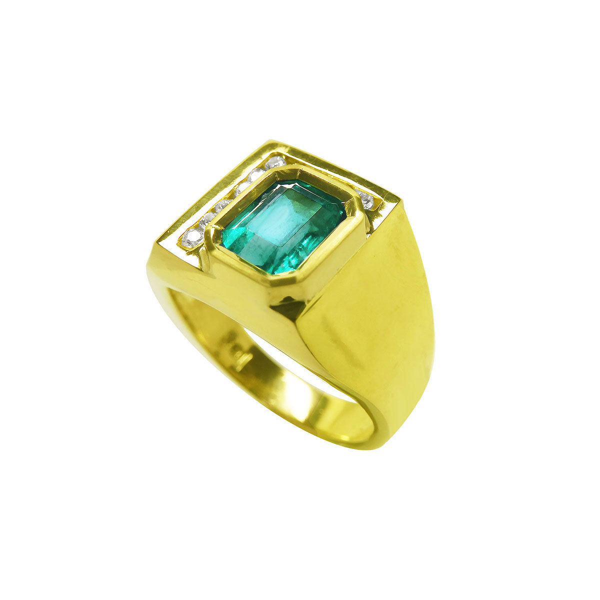 Gold men&#39;s ring with a genuine Muzo colombian emerald on a partial side angle.