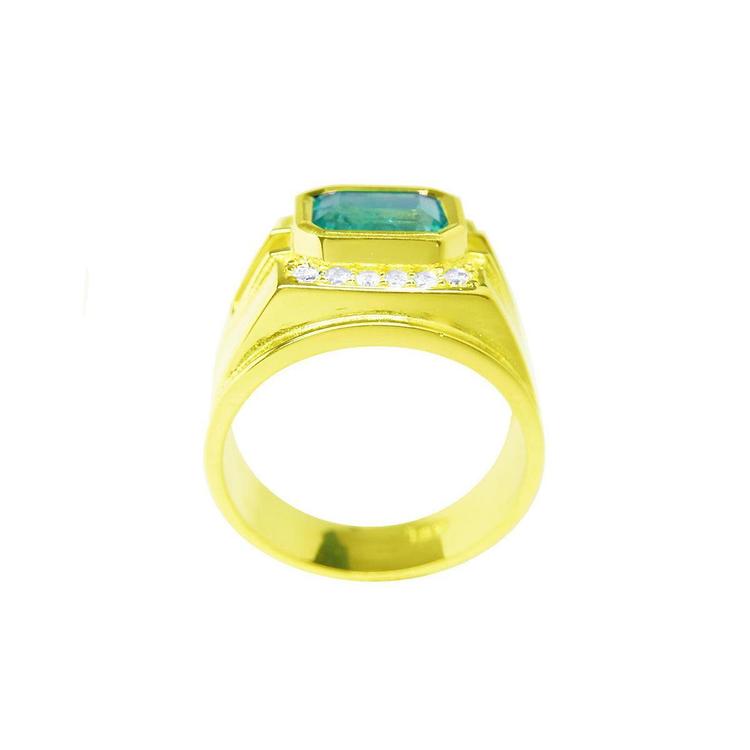 The lateral profile on this men's emerald ring shows the top setting and gallery profile.