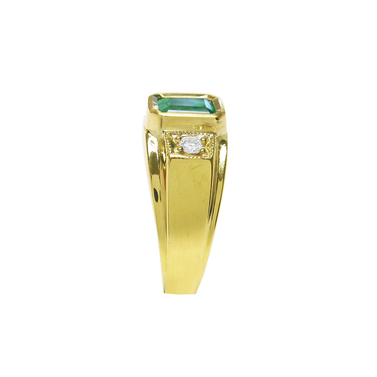 A side profile of a yellow gold men&#39;s emerald ring, top setting and side band design view.