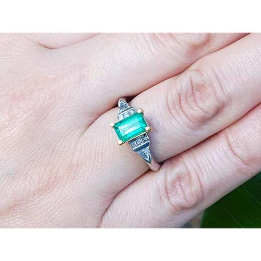 A platinum and 18k gold emerald ring for women with a natural colombian emerald and diamonds.