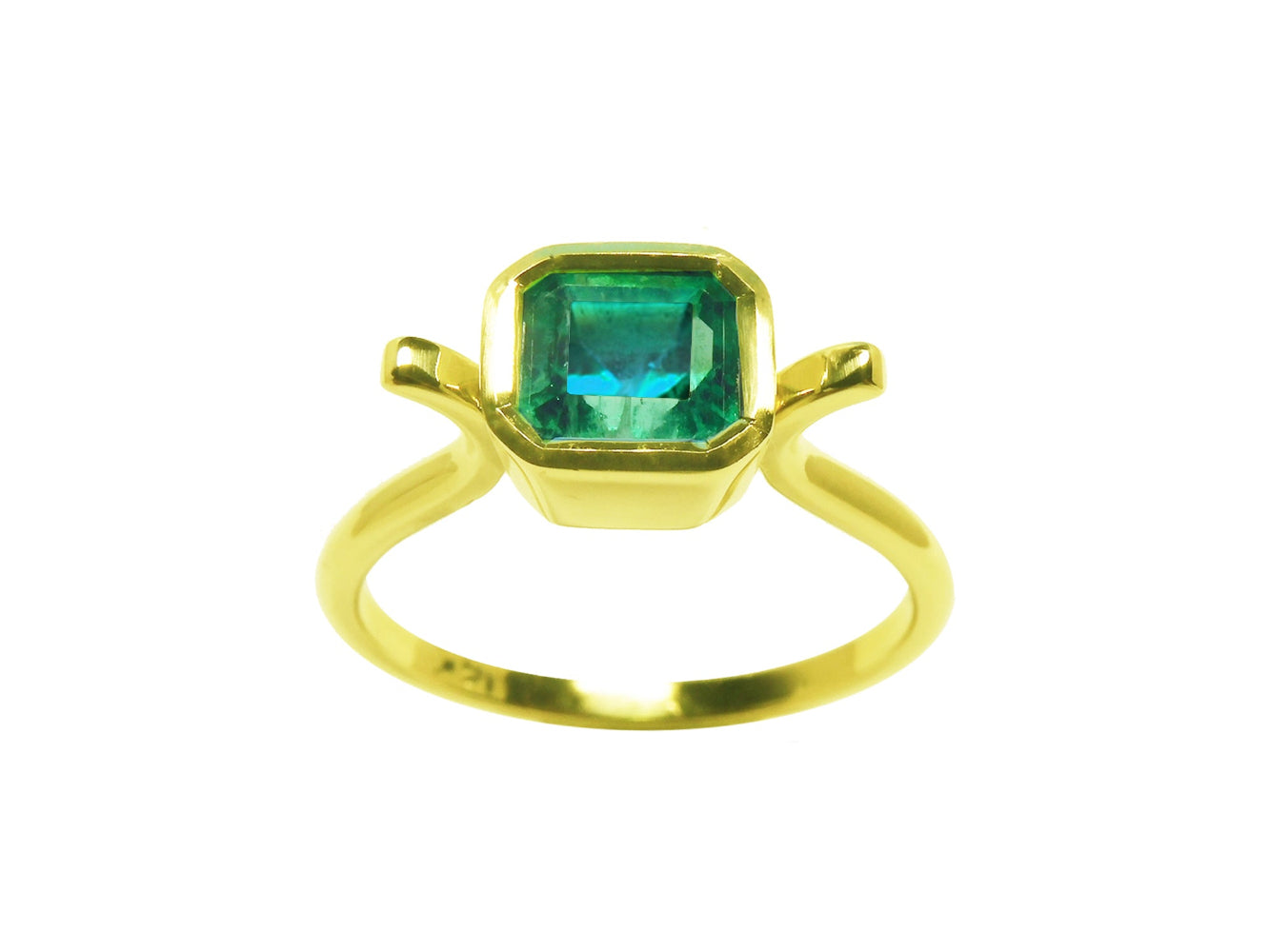 The topside perspective of a solitaire emerald ring bezel set in yellow gold