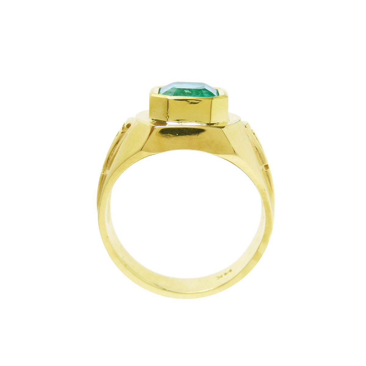 The lateral position of this men&#39;s emerald ring shows the top bezel setting and lateral side design.