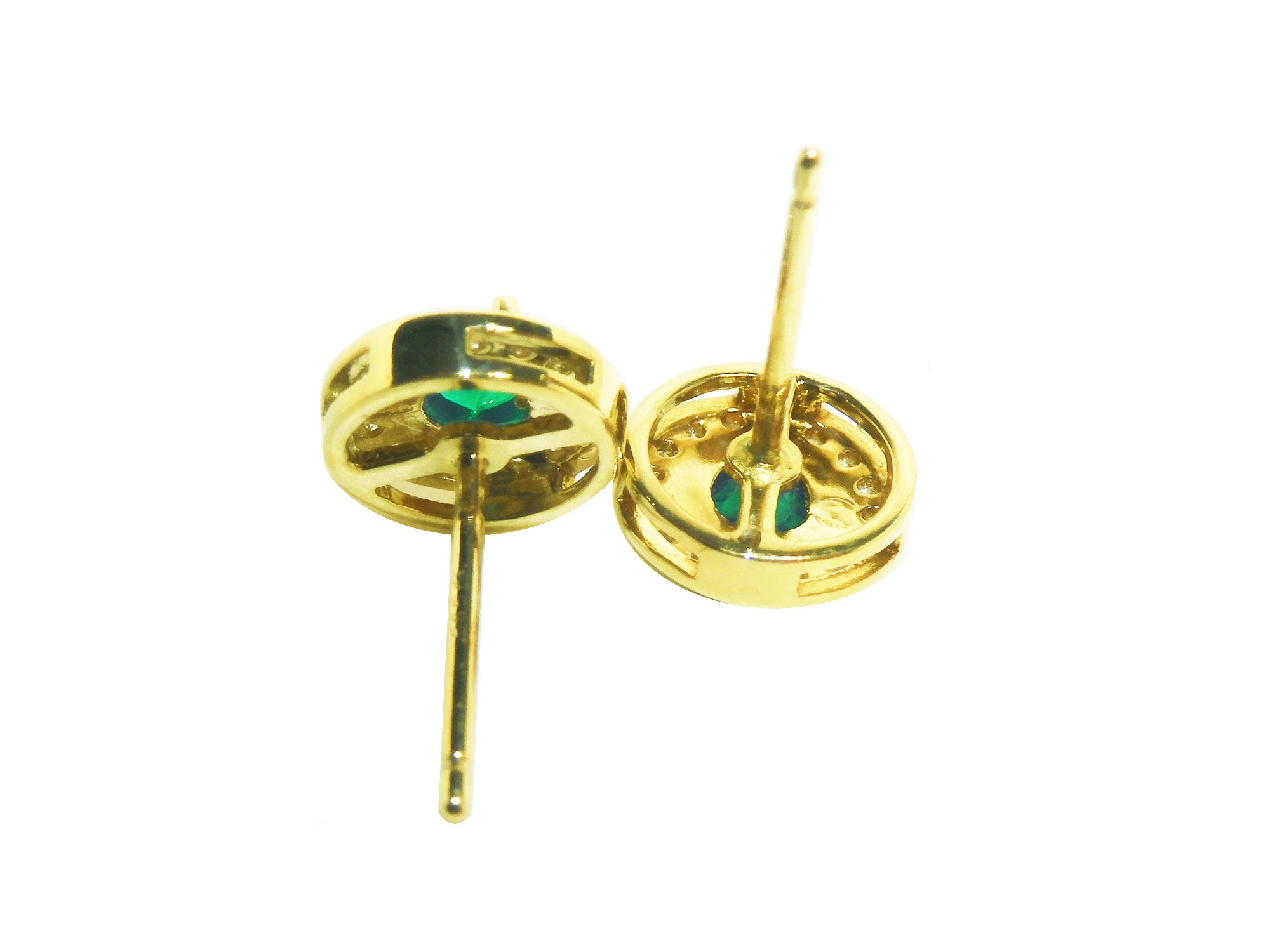 Upside down position of a pair of emerald stud earrings yellow gold, downside profile.