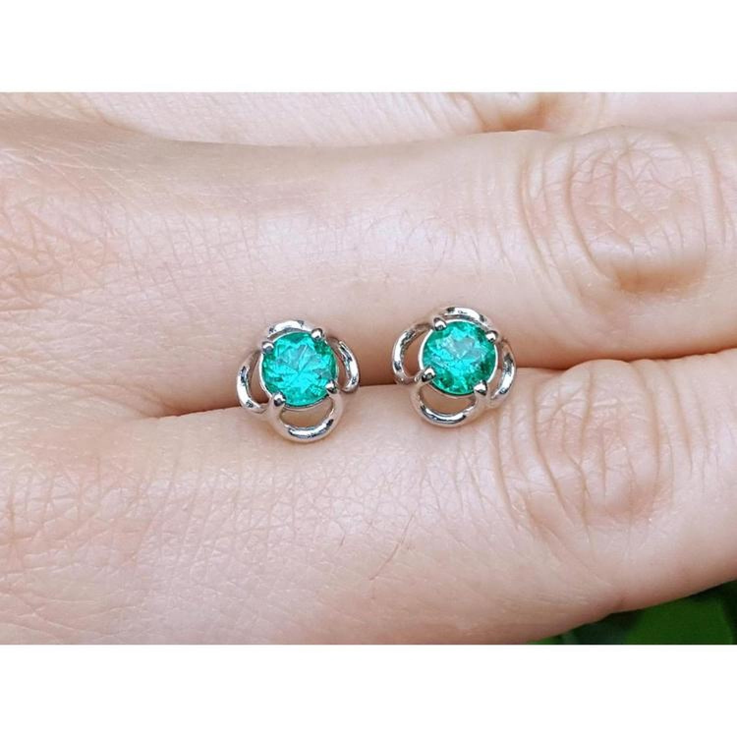 Tulip emerald stud earrings 1.03 ct. with round green emeralds in 14K white gold.