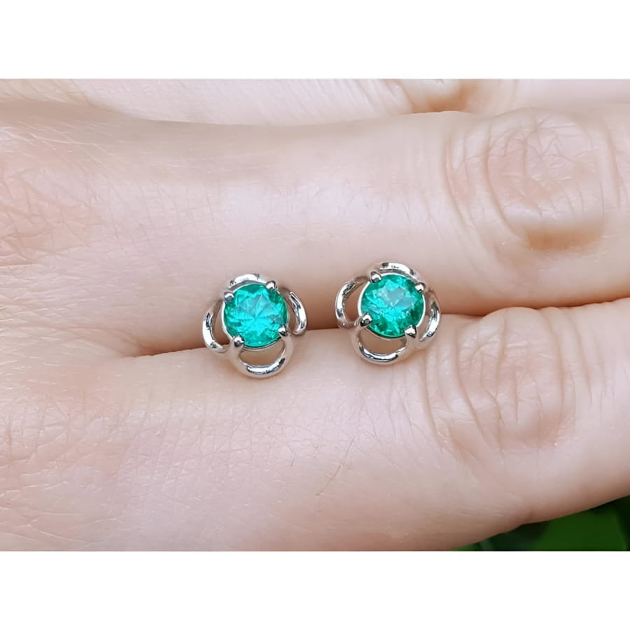 Tulip emerald stud earrings 1.03 ct. with round green emeralds in 14K white gold.